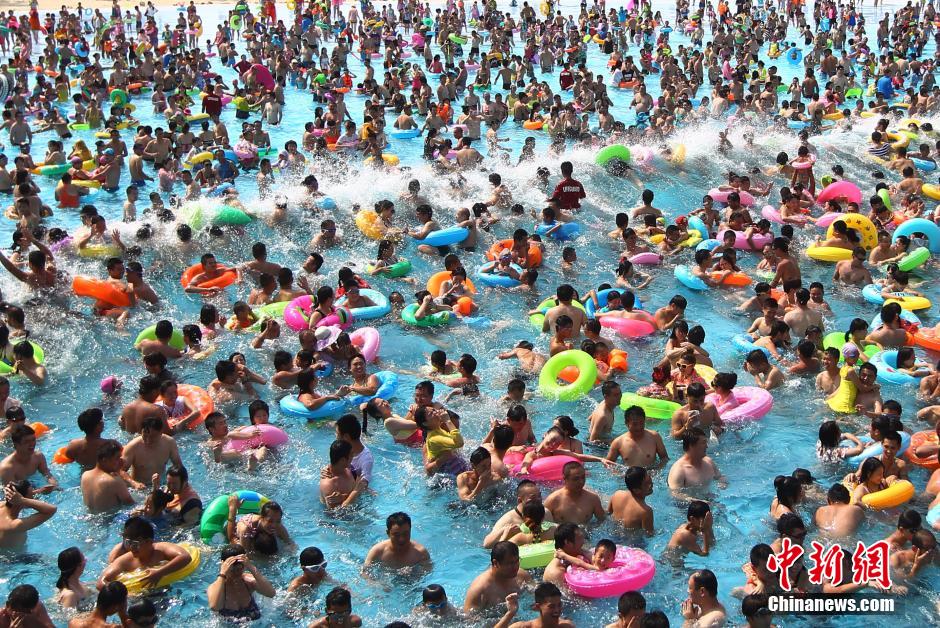 8月1日，民眾扎堆在南京湯山歡樂(lè)水魔方水上樂(lè)園戲水，享受“冰火兩重天”的涼爽和激情。連日來(lái)，中國(guó)大部分地區(qū)迎來(lái)高溫天氣。