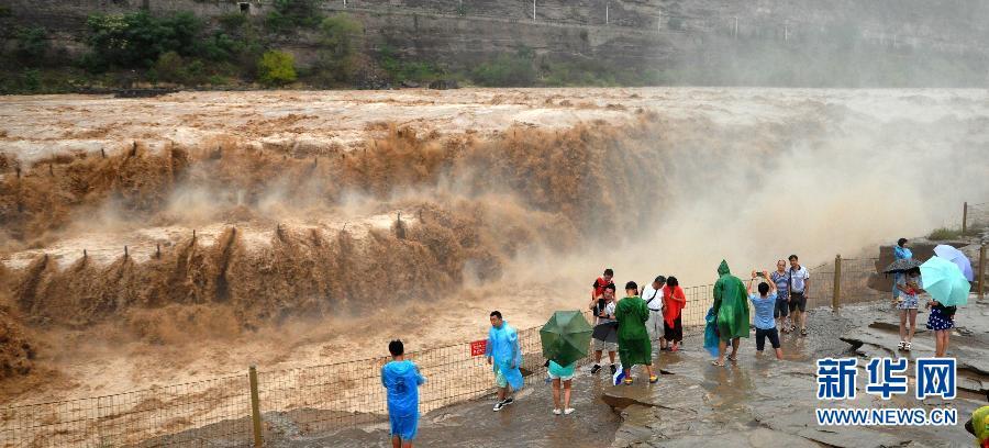 8月2日，游客在山西吉縣黃河壺口瀑布景區(qū)游覽觀瀑。