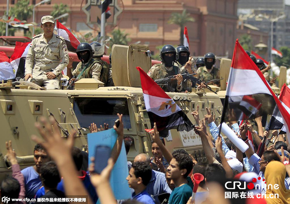 當?shù)貢r間2015年8月6日，埃及開羅，民眾集會慶祝新蘇伊士運河開通。圖片來源:CFP