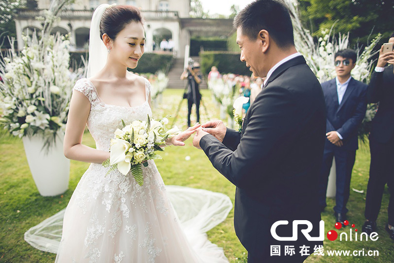 李小冉比利時(shí)辦婚禮 朱丹、鐘欣潼、應(yīng)采兒做伴娘