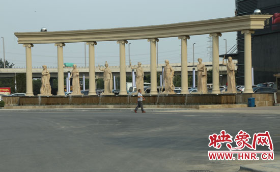 在這個(gè)“凱旋門”前是一處噴泉景觀。