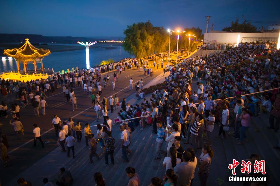 數(shù)萬民眾前來黃河邊觀看河燈。 張?jiān)?攝
