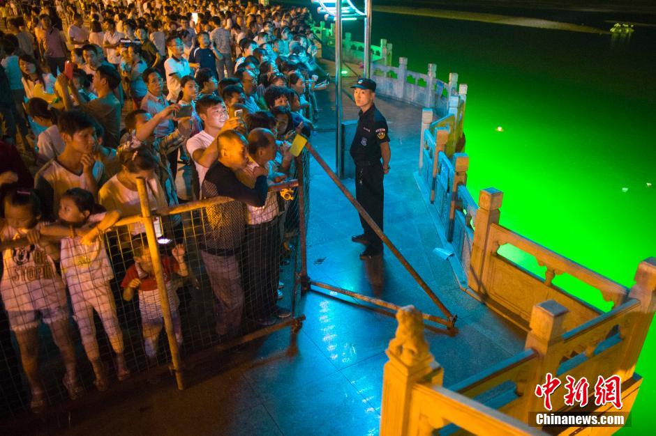 特警為河燈節(jié)保駕護(hù)航。 張?jiān)?攝