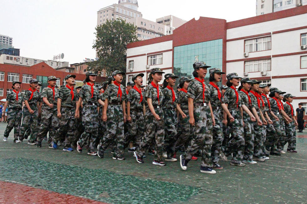 同學(xué)們在雨中堅(jiān)持完成了會(huì)操表演。