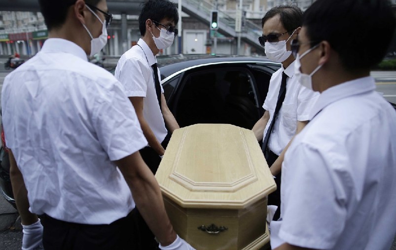 上海，花床、木棺、挽聯(lián)，在上海市閔行區(qū)一處私密的悼念室內(nèi)，一場小型追悼儀式正在舉行。