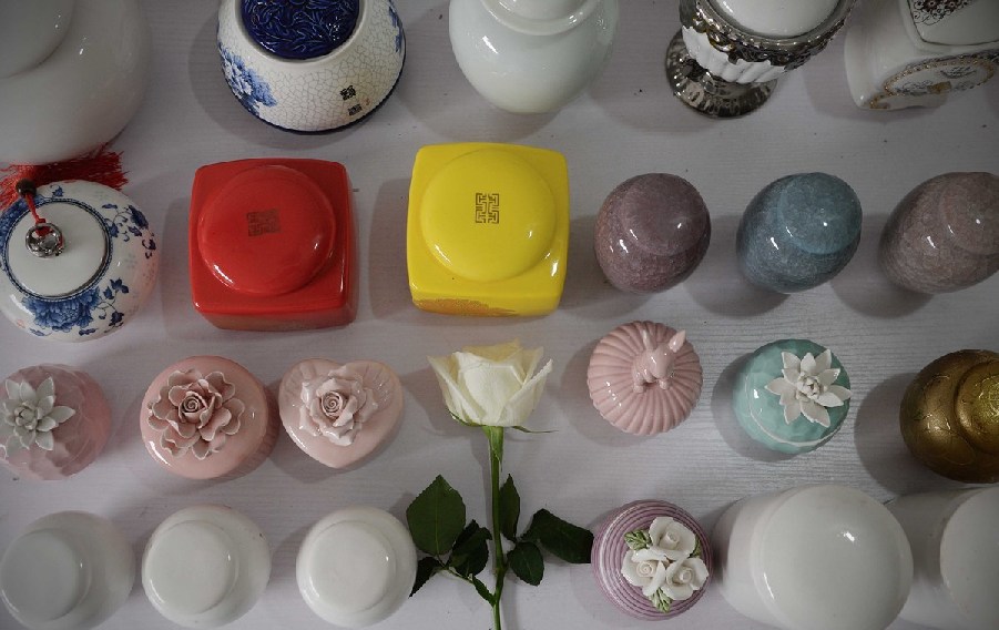 各種陶瓷罐是用來裝寵物骨灰的。