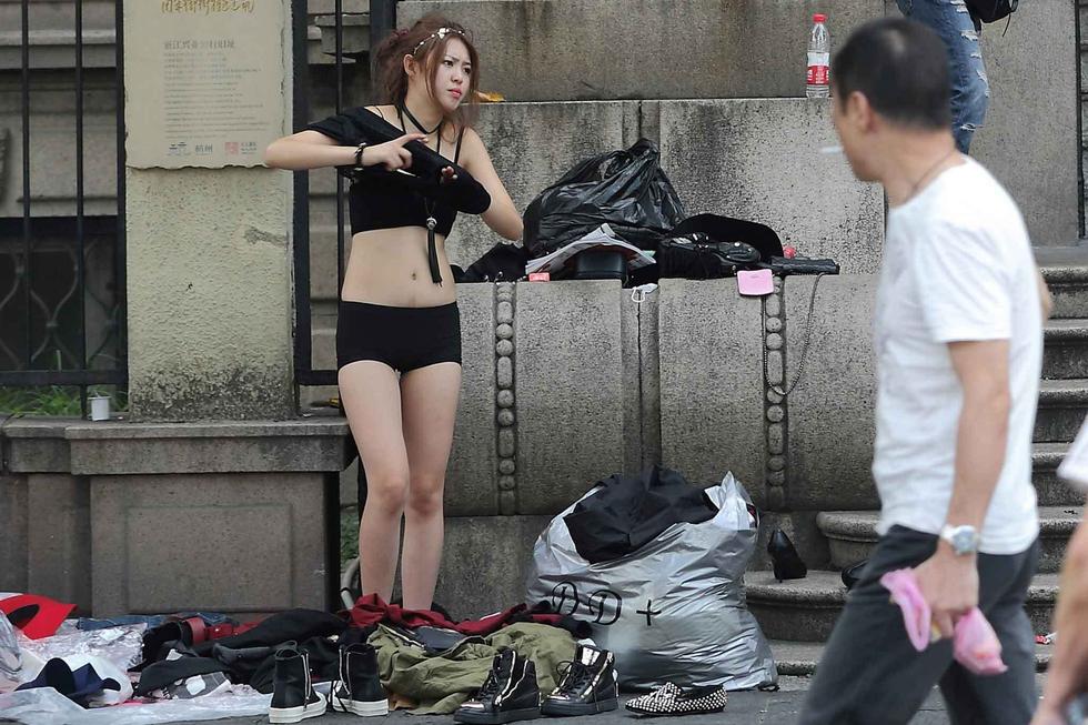 杭州街頭女模當(dāng)街更衣 市民批不雅 杭州街頭女模當(dāng)街更衣 市民批不雅