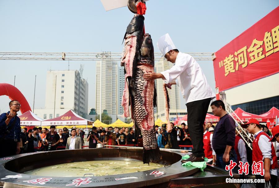 河南鄭州，一個(gè)直徑3.15米，深0.7米，可容納3噸高湯的“中原第一鍋”現(xiàn)場(chǎng)烹煮火鍋盛宴。