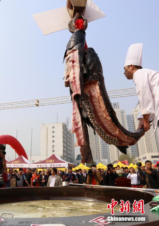 廚師對(duì)魚肉進(jìn)行處理。 圖片來(lái)源：CFP視覺(jué)中國(guó)