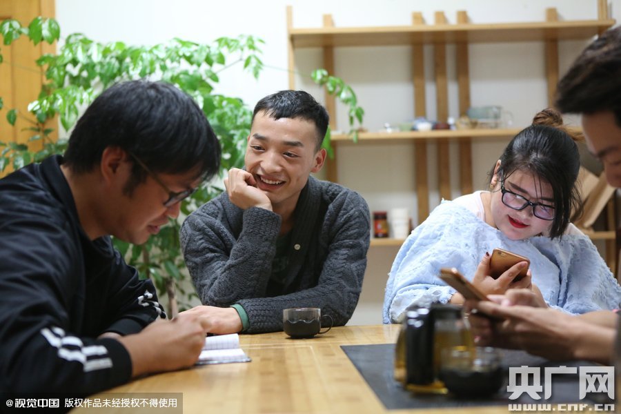 網(wǎng)絡(luò)紅人葉良辰現(xiàn)身浙江臺州，接受記者的專訪。