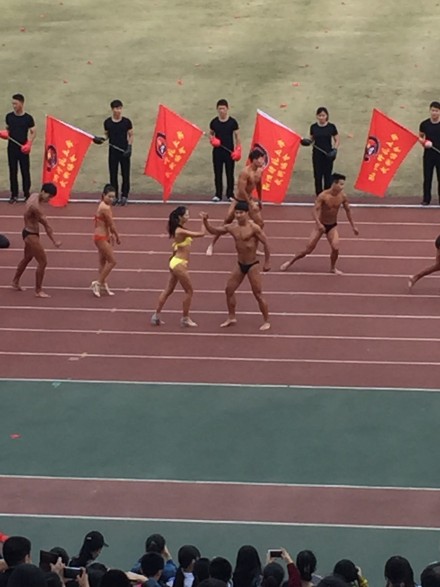 杭州某大學(xué)秋季運(yùn)動會開幕式 裸男大秀肌肉