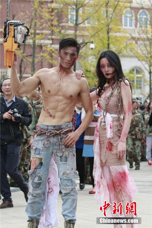 男神教師扮“鬼”學(xué)生稱其為“史上顏值最高男鬼”。何浠 攝