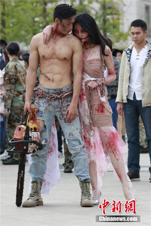 男神教師扮“鬼”學(xué)生稱其為“史上顏值最高男鬼”。何浠 攝