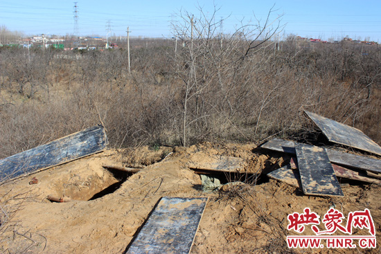 這次被盜的是位于北側(cè)的叔齊墓，墓塚上面有兩個盜洞，有十多米深。