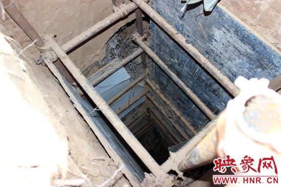 走上叔齊墓的頂端，可以清晰看到兩個沒有填土的坑洞，洞內(nèi)的四周從上往下放置著腳手架，深不見底。