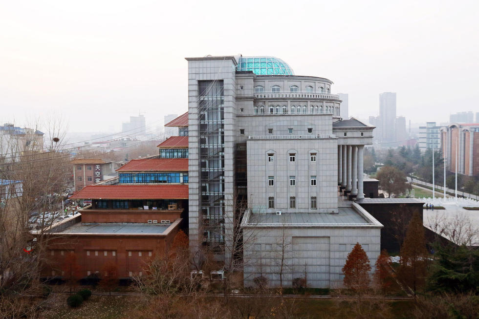 鄭州大學(xué)現(xiàn)奇葩建筑:一半中式一半歐式 鄭州大學(xué)現(xiàn)奇葩建筑:一半中式一半歐式