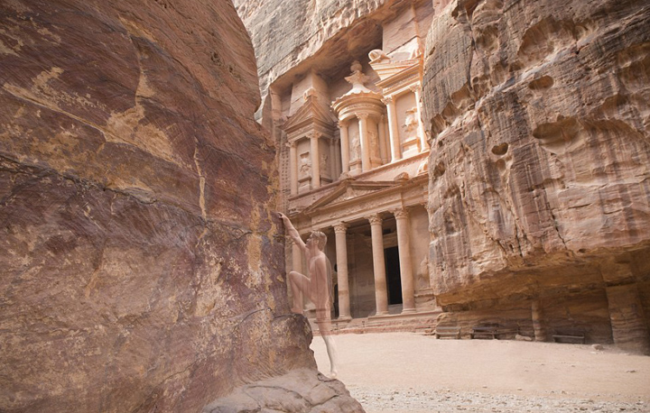 美藝術家彩繪模特“隱身”世界七大奇跡 美藝術家彩繪模特“隱身”世界七大奇跡