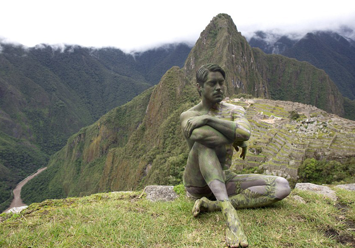 美藝術家彩繪模特“隱身”世界七大奇跡 美藝術家彩繪模特“隱身”世界七大奇跡