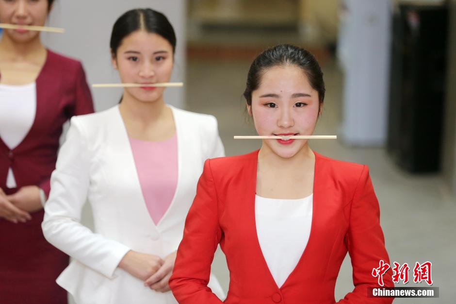 安徽美女藝考生夜間訓(xùn)練 嘴咬筷子深蹲夾紙 安徽美女藝考生夜間訓(xùn)練 嘴咬筷子深蹲夾紙