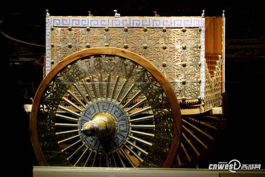 1月7日，甘肅省考古研究所所長(zhǎng)王輝向人們介紹花了200萬(wàn)元復(fù)制的禮儀車(chē)輛。