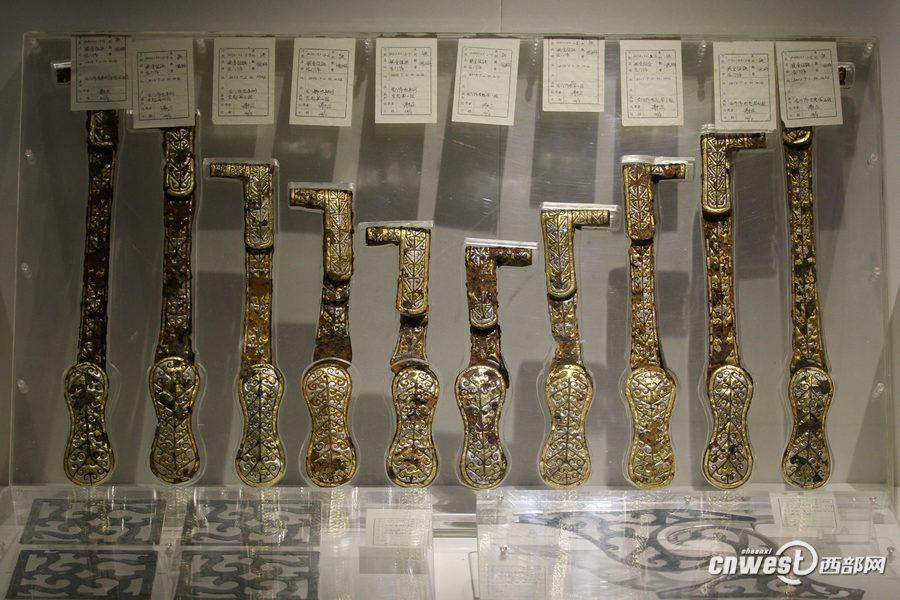 出土的車(chē)門(mén)飾。