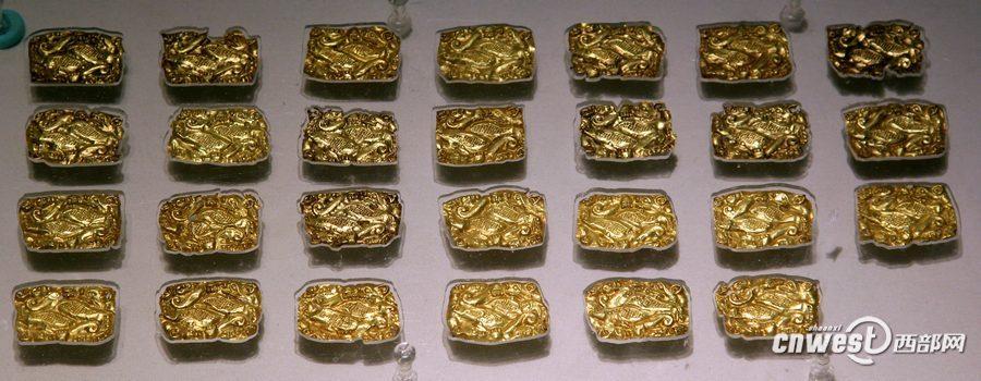 戎人墓出土的黃金牌飾。