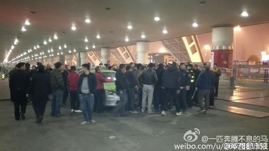 機(jī)場后調(diào)配10多輛機(jī)場大巴運(yùn)送旅客進(jìn)城。