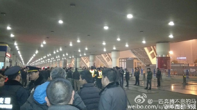 據(jù)現(xiàn)場網(wǎng)友表示：交警和出租車司機(jī)吵了起來。