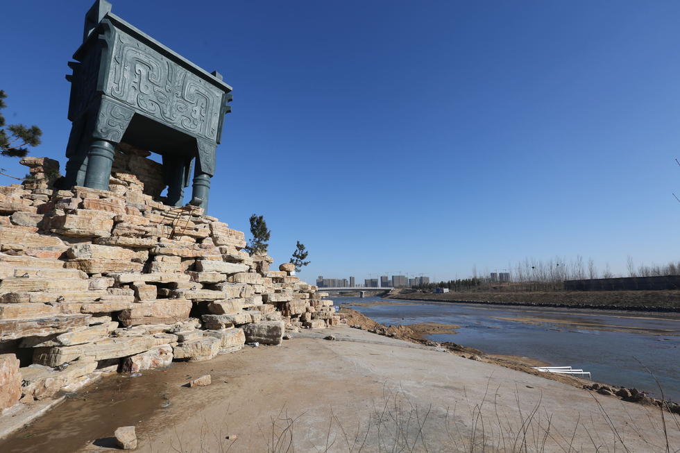 鄭州河邊建十米高銅鼎無防護(hù) 網(wǎng)友:不怕淹了？