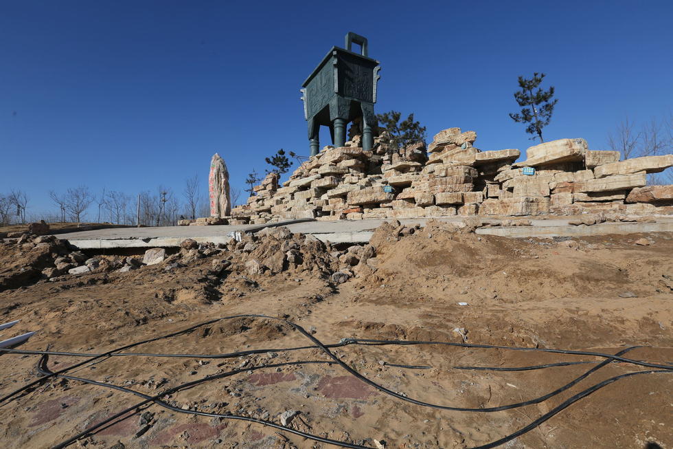 鄭州河邊建十米高銅鼎無防護(hù) 網(wǎng)友:不怕淹了？