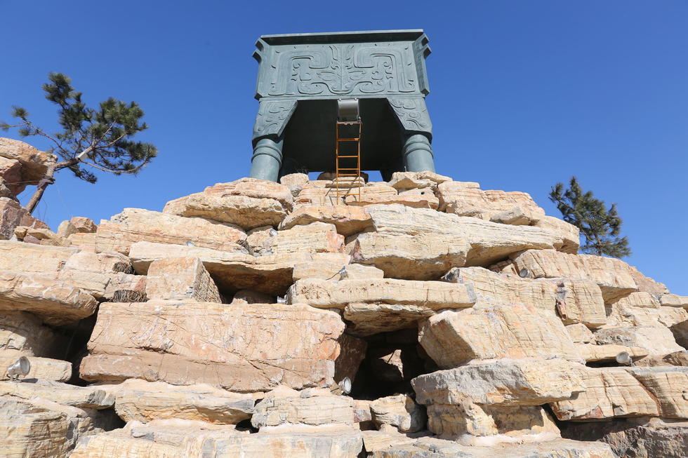 鄭州河邊建十米高銅鼎無防護(hù) 網(wǎng)友:不怕淹了？