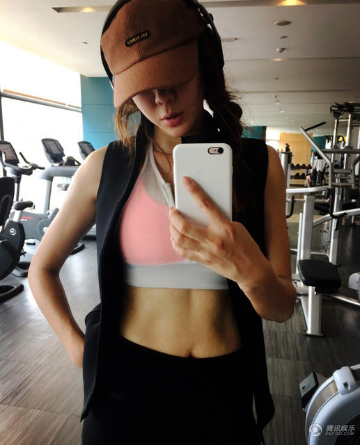 周韋彤曬出性感健身照。