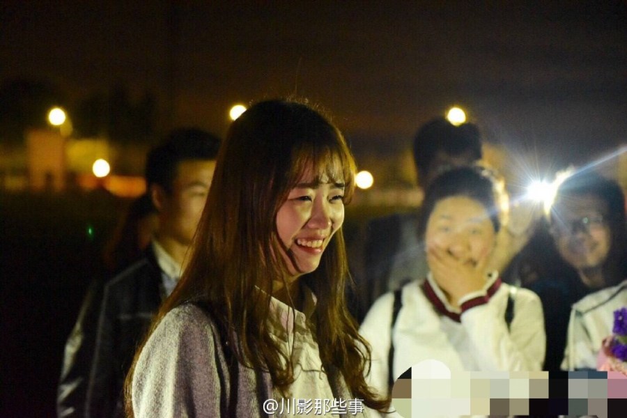 四川某高校全班男生單膝跪地 給女輔導(dǎo)員慶生 四川某高校全班男生單膝跪地 給女輔導(dǎo)員慶生