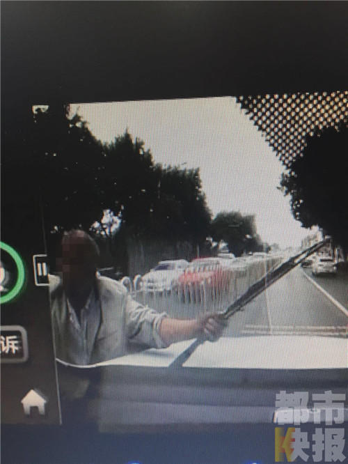 西安:老人攔車要錢 不給就掰彎雨刷器 西安:老人攔車要錢 不給就掰彎雨刷器