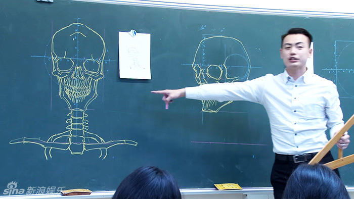 組圖:臺(tái)灣男教師板書逆天 人體骨骼圖堪稱完美 組圖:臺(tái)灣男教師板書逆天 人體骨骼圖堪稱完美