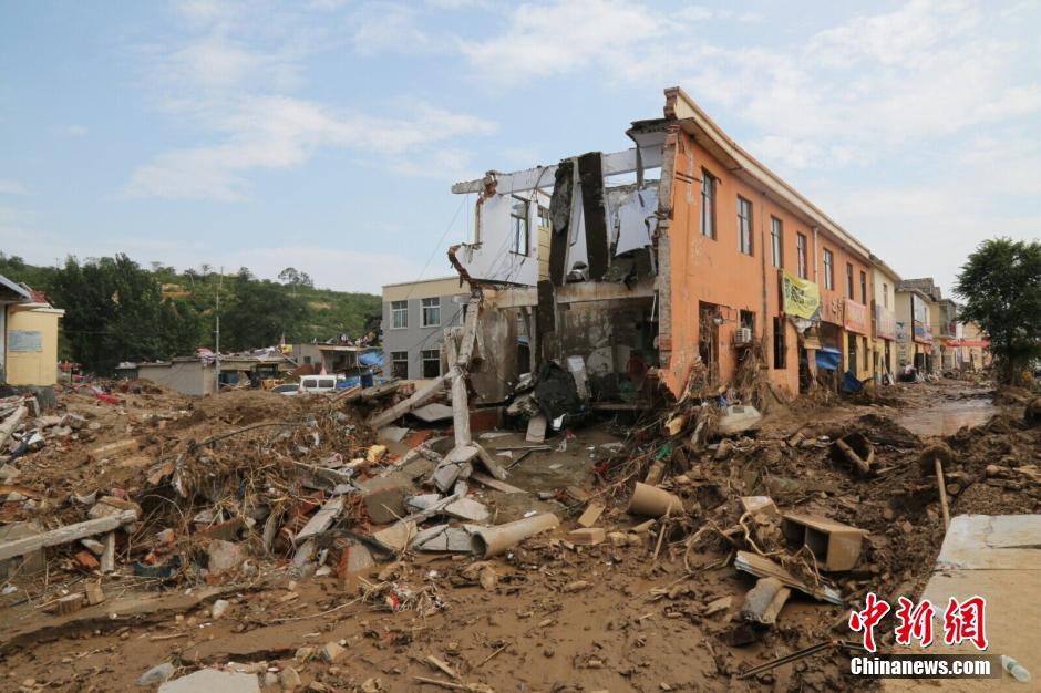 圖為被洪水沖垮的小樓。