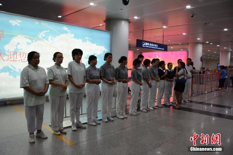 圖為臺灣慈濟慈善基金會大連聯絡處工作人員等候罹難者家屬。