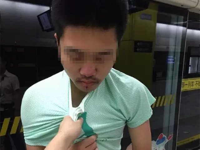 上海一女子地鐵上單手擒色狼 網友點贊