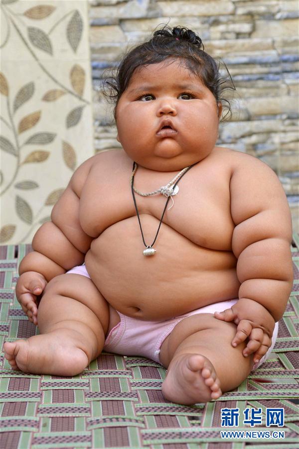 4月17日，在印度阿姆利則，女孩查哈特在家中。