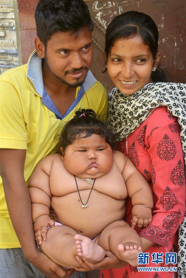 4月17日，在印度阿姆利則，女孩查哈特（中）和父母在家中。