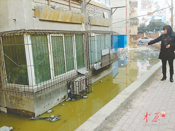 　　居民看著污水溝滿是無(wú)奈。