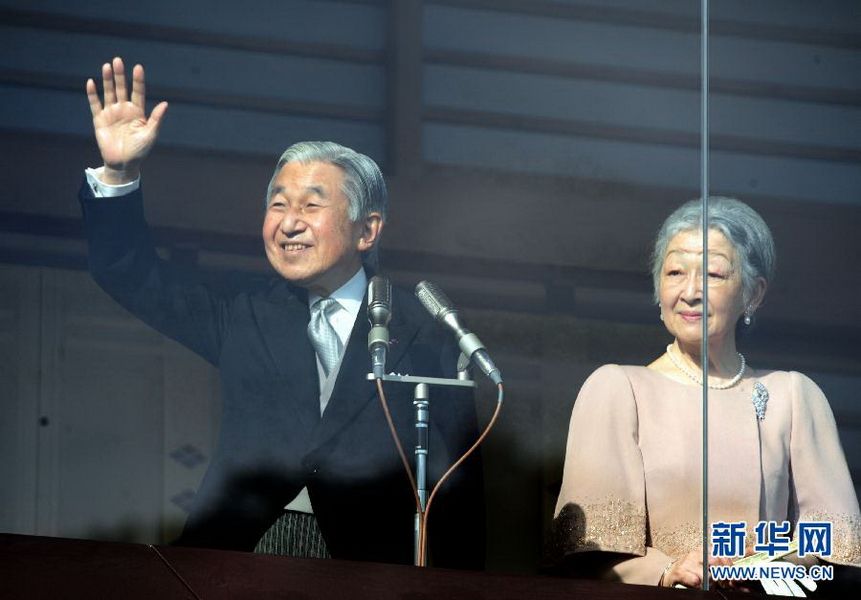 當?shù)貢r間12月23日，在位于日本東京的皇宮，日本明仁天皇向民眾致意。