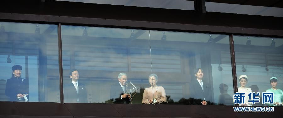 當?shù)貢r間12月23日，在位于日本東京的皇宮，日本明仁天皇在皇族的陪同下發(fā)表生日感言。