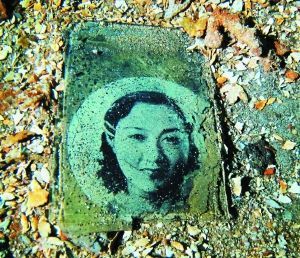 一名年輕女子的照片，很可能是當(dāng)年士兵的家人。