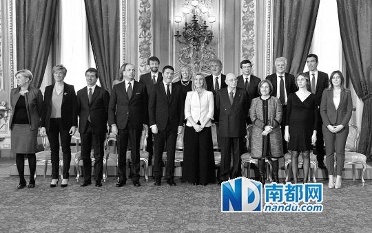 2月22日，在意大利羅馬總統(tǒng)府，新任總理馬泰奧·倫齊(前左五)與總統(tǒng)納波利塔諾(前右四)及新內(nèi)閣成員