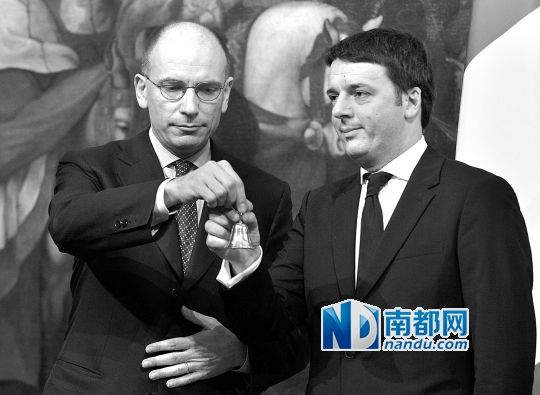 2月22日，在意大利羅馬總理府，新任總理馬泰奧·倫齊(右)與前任總理恩里科·萊塔舉行交接儀式。