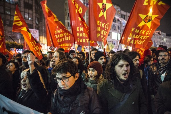 當(dāng)?shù)貢r間2014年2月25日，土耳其伊斯坦布爾，總理涉腐錄音引發(fā)全國抗議，要求本屆政府下臺。