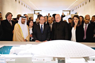 4月29日，法國總統(tǒng)奧朗德（中）和阿布扎比文化遺產委員會主席蘇爾坦親王（左）一起觀看“阿布扎比盧浮宮”建筑模型。盧浮宮計劃打造“阿布扎比盧浮宮”，以推廣法國文化。