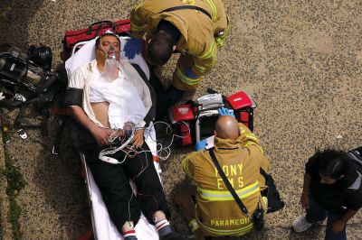 2日，救援人員在美國紐約地鐵事故車輛內(nèi)緊急疏散一名受傷乘客。圖/CFP