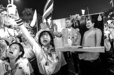 5日，泰國(guó)巴蜀府海濱度假勝地華欣，數(shù)萬(wàn)民眾身穿國(guó)王的代表色“黃色”T恤，自發(fā)上街，口喊“國(guó)王萬(wàn)歲”的口號(hào)。